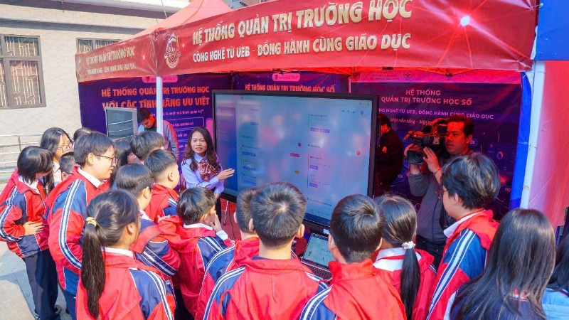 Giáo viên giới thiệu cách sử dụng Hệ thống quản trị trường học số cho học sinh.