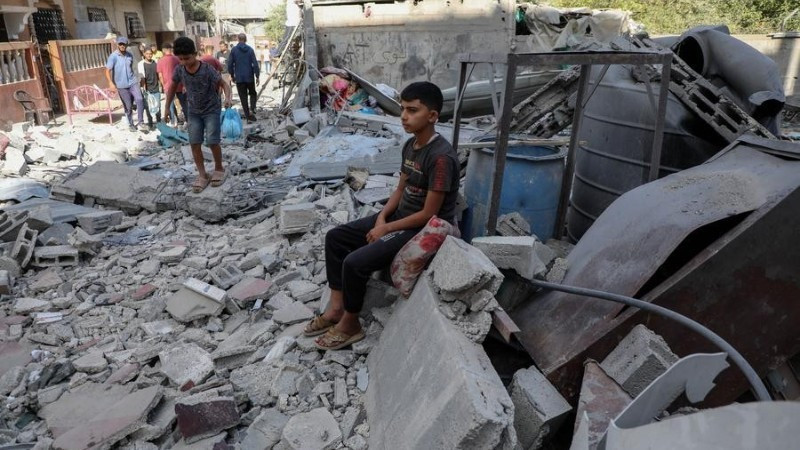 Một cậu bé Palestine ngồi giữa đống đổ nát sau cuộc không kích của Israel nhằm vào khu vực Al-Zawaida, trung tâm Dải Gaza, ngày 25/9/2025. (Ảnh: TÂN HOA XÃ)