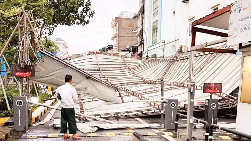 Một góc mái che tại Bệnh viện Phụ sản Thái Bình sập đổ hoàn toàn. (Ảnh: MAI TÚ)