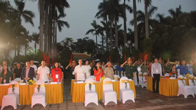 Thắp nến tri ân liệt sĩ tại Nghĩa trang Liệt sĩ Hà Nội.