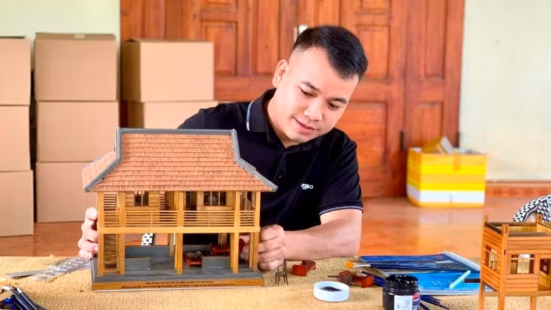 Anh Lương Ngọc Tú thực hiện mô hình Nhà sàn Bác Hồ. (Ảnh: NVCC)