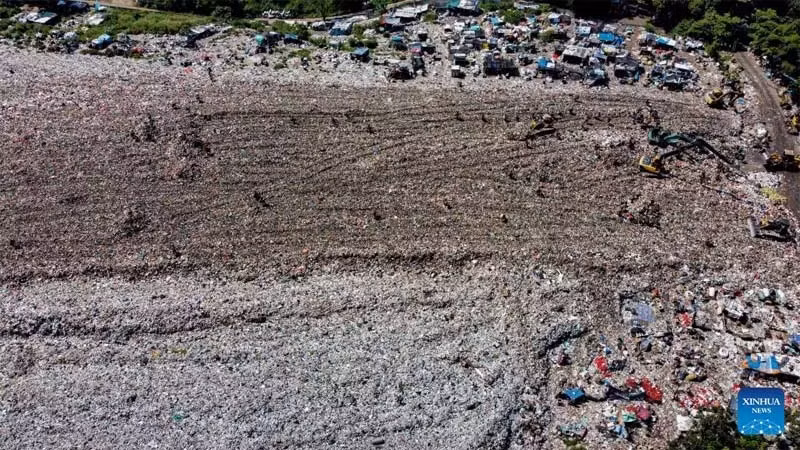 Những công nhân đang thu gom rác thải nhựa tại bãi chôn lấp Galuga ở Bogor, Tây Java, Indonesia. (Ảnh: Tân Hoa xã)
