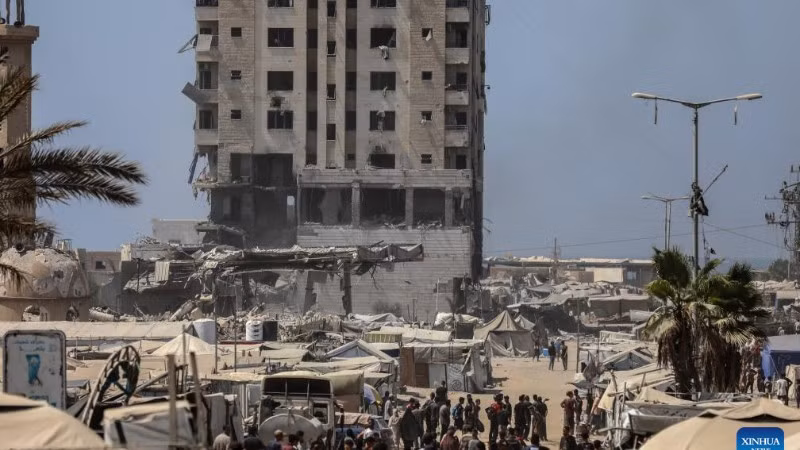 Đống đổ nát của một tòa nhà sau cuộc không kích của Israel tại Gaza, ngày 5/9/2025. (Ảnh: XINHUA)