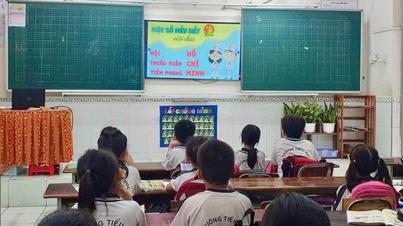 Học sinh tiểu học tìm hiểu về truyền thống Đội Thiếu niên tiền phong Hồ Chí Minh. (Ảnh: Trường tiểu học Kim Đồng)