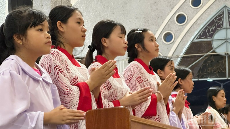 Các bạn trẻ nghiêm trang dự lễ Giáng sinh.