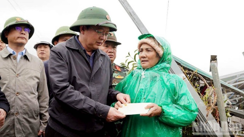 Phó Thủ tướng Hồ Quốc Dũng trao quà hỗ trợ người dân xã D'Ran, tỉnh Lâm Đồng, bị ảnh hưởng lũ lụt.