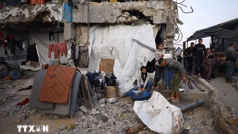 Người dân Palestine sinh sống giữa đống đổ nát trong những ngôi nhà bị phá hủy do xung đột ở Jabalia, Dải Gaza. (Ảnh: THX/TTXVN)