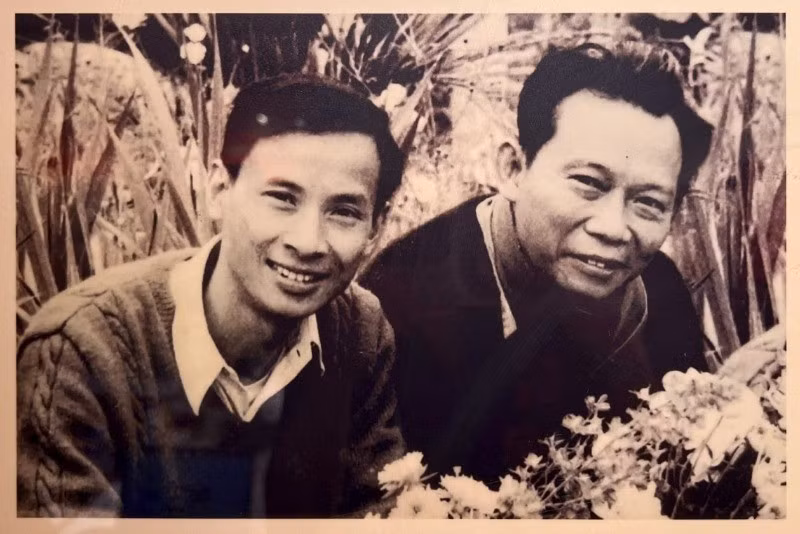 Nhà báo Cao Kim, tức Kim Toàn (bên trái) và nhà báo Hồng Châu, tức Thép Mới. (Ảnh BẢO TÀNG BÁO CHÍ VIỆT NAM)