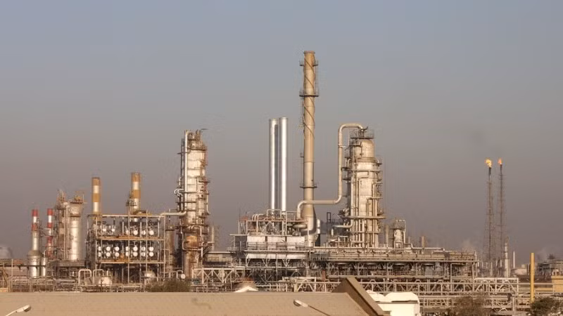 Quang cảnh nhà máy lọc dầu Abadan tại thành phố Abadan ở phía tây nam Iran, ngày 29/12/2010. (Ảnh: XINHUA)