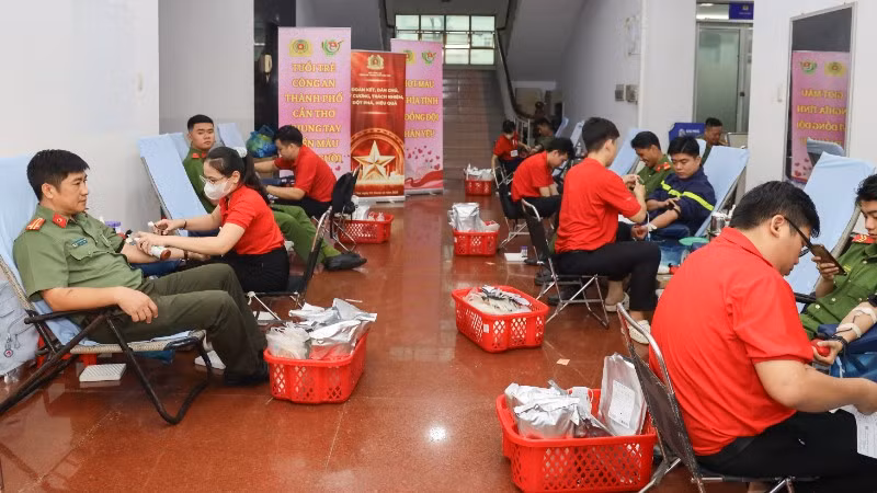 Cán bộ, chiến sĩ Công an thành phố Cần Thơ hiến máu đầu năm 2026.