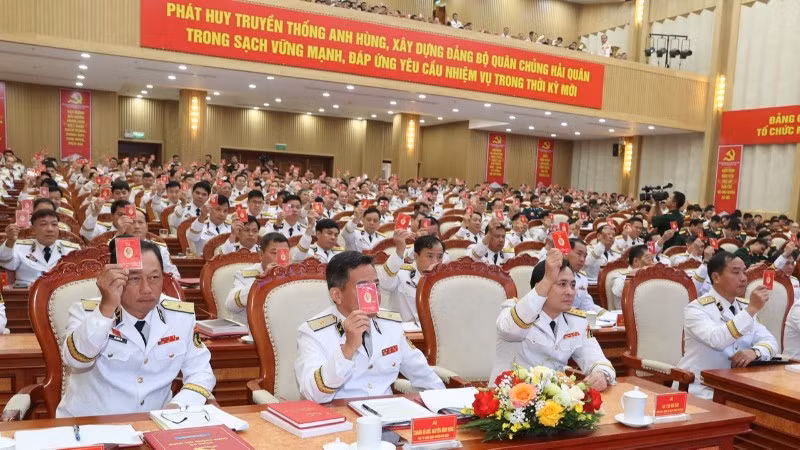 Biểu quyết thông qua chương trình của Đại hội.