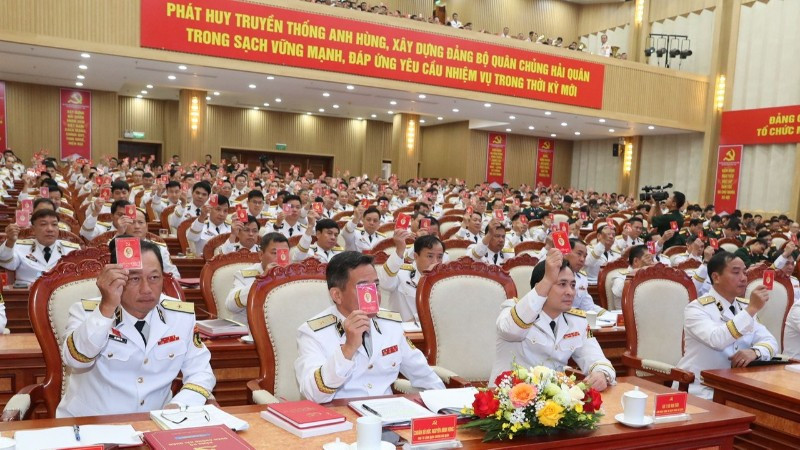 Biểu quyết thông qua chương trình của Đại hội.