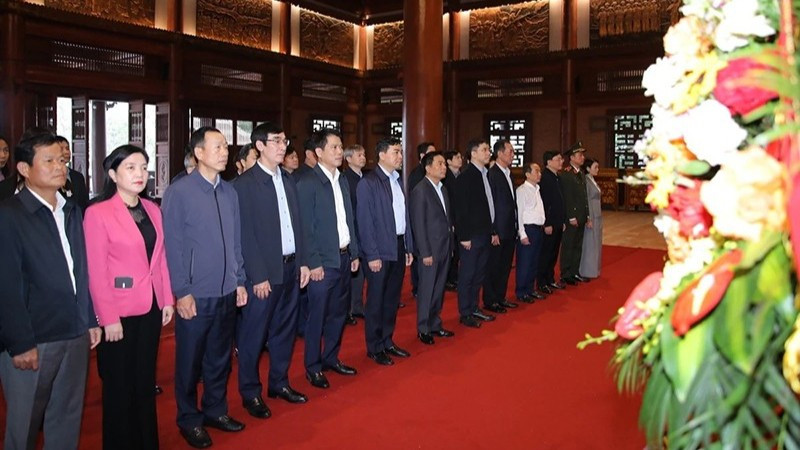 Đoàn đại biểu tỉnh Thanh Hóa dâng hoa, hương tưởng niệm các Bà mẹ Việt Nam Anh hùng và các liệt sĩ.