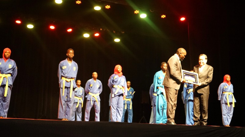 Chủ tịch Quốc hội Trần Thanh Mẫn trao quà lưu niệm tặng Lãnh đạo Liên đoàn Vovinam Senegal sau buổi biểu diễn võ thuật. (Ảnh: VĂN CHÚC)