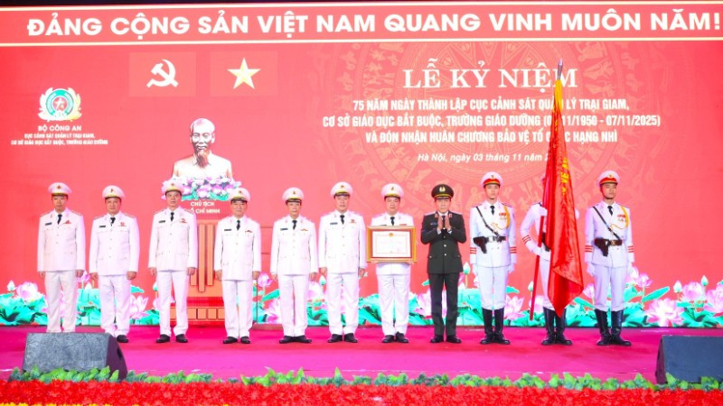Thừa ủy quyền, Bộ trưởng Lương Tam Quang trao Huân chương Bảo vệ Tổ quốc hạng Nhì tặng Cục Cảnh sát quản lý trại giam, cơ sở giáo dục bắt buộc, trường giáo dưỡng. (Ảnh: https://bocongan.gov.vn/)