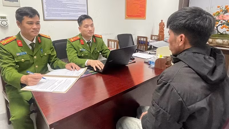 Công an lấy lời khai của đối tượng có hành vi cướp tài sản công dân.