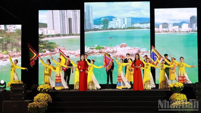 Tiết mục hát múa phụ họa "Thịnh vượng Việt Nam" trong Chương trình nghệ thuật chào năm mới tại khu vực Lâm Đồng đại ngàn.