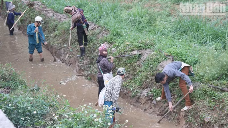 Nhân dân các bản thuộc phường Chiềng An đồng loạt ra quân nạo vét kênh mương nội đồng.