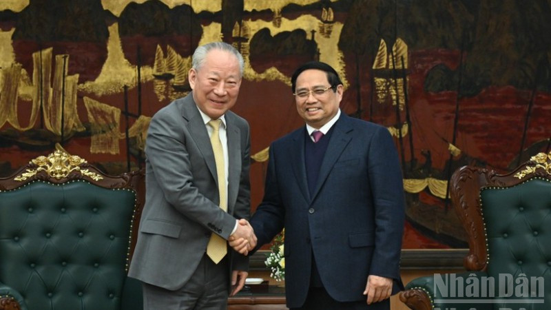 Thủ tướng Phạm Minh Chính và ông Nghiêm Giới Hòa, người sáng lập Tập đoàn Xây dựng Thái Bình Dương. (Ảnh: TRẦN HẢI)