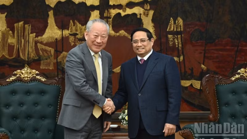 Thủ tướng Phạm Minh Chính và ông Nghiêm Giới Hòa, người sáng lập Tập đoàn Xây dựng Thái Bình Dương. (Ảnh: TRẦN HẢI)