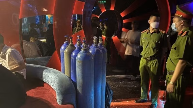 Công an Hà Nội kiểm tra, xử lý cơ sở kinh doanh trái phép “bóng cười”.