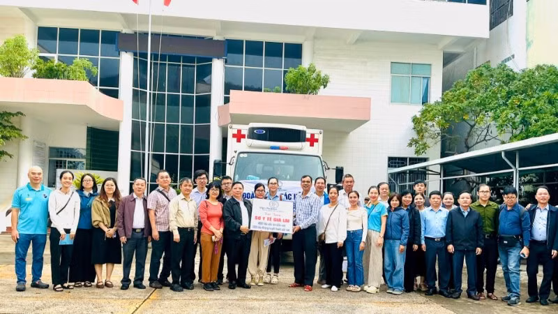 Đoàn công tác trao vaccine và sinh phẩm y tế cho Sở Y tế tỉnh Gia Lai.