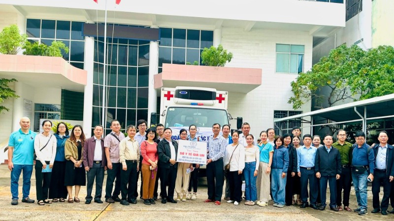 Đoàn công tác trao vaccine và sinh phẩm y tế cho Sở Y tế tỉnh Gia Lai.