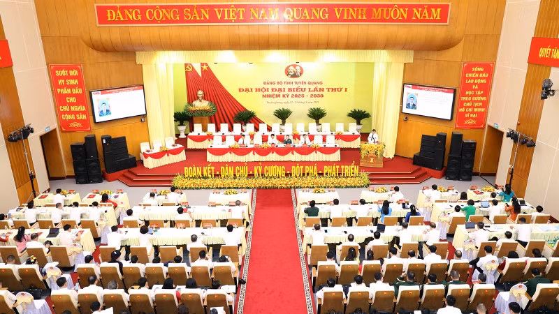 Toàn cảnh phiên trù bị Đại hội đại biểu Đảng bộ tỉnh Tuyên Quang lần thứ I.