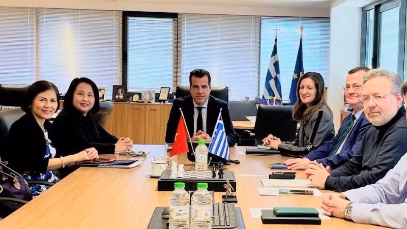 Cuộc gặp và làm việc giữa Đại sứ Việt Nam tại Hy Lạp Phạm Thị Thu Hương và Bộ trưởng Di trú và Tỵ nạn Hy Lạp Athanasios Plevris. (Ảnh: Đại sứ quán Việt Nam tại Hy Lạp)