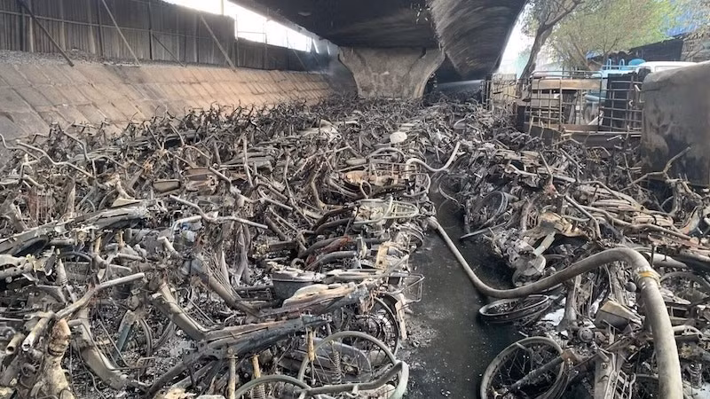 Vụ cháy bãi trông giữ xe dưới gầm cầu Vĩnh Tuy đã thiêu rụi hàng trăm xe máy.