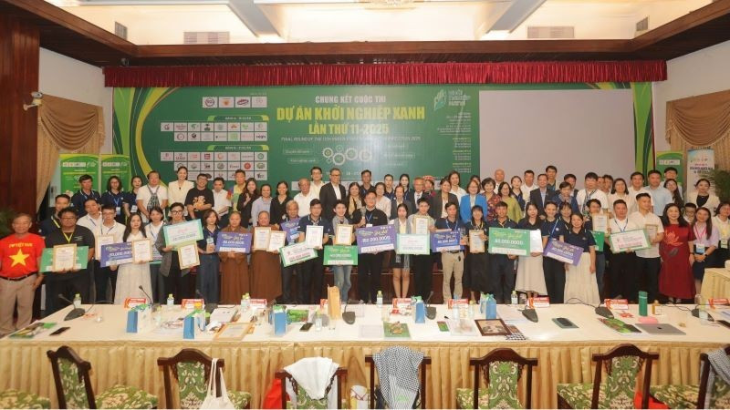 Các dự án đạt giải tại Cuộc thi Dự án Khởi nghiệp xanh năm 2025 chụp ảnh lưu niệm. (Ảnh: CAO TÂN)