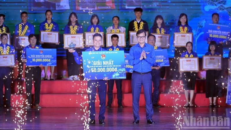 Đồng chí Bùi Quang Huy, Ủy viên dự khuyết Trung ương Đảng, Bí thư Thứ nhất Trung ương Đoàn (bên phải), trao giải nhất Cuộc thi tặng đại diện dự án "Cà Mèn". (Ảnh: LINH PHAN)