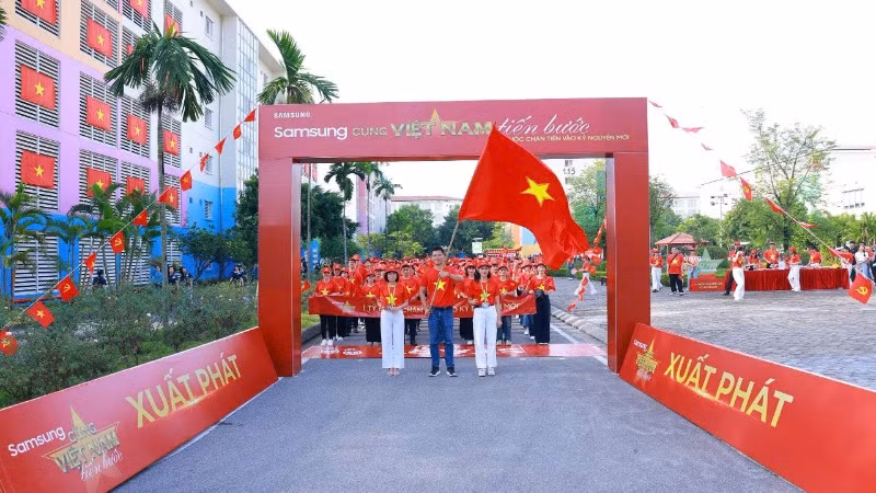 Nhân viên của Samsung Việt Nam tự hào trong áo đỏ sao vàng “Cùng Việt Nam tiến bước”.