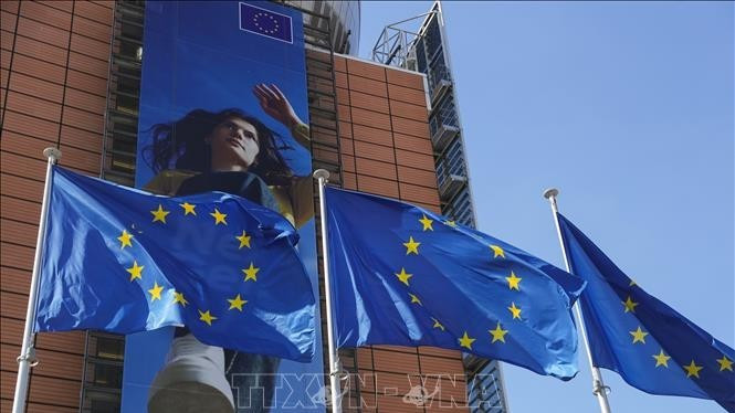 Cờ Liên minh châu Âu tại tòa nhà của Ủy ban châu Âu ở Brussels, Bỉ. (Ảnh: THX/TTXVN)