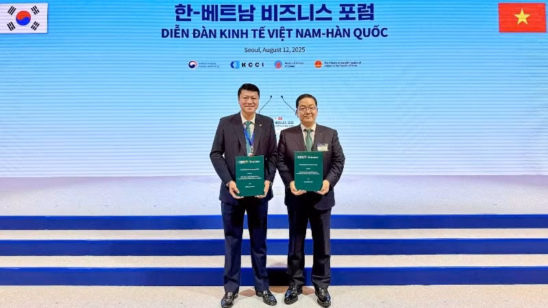 Tổng Giám đốc BIDV Lê Ngọc Lâm và Tổng Giám đốc Hana Bank Lee Ho Sung trao Thỏa thuận hợp tác trước sự chứng kiến của Lãnh đạo hai nước Việt Nam-Hàn Quốc.