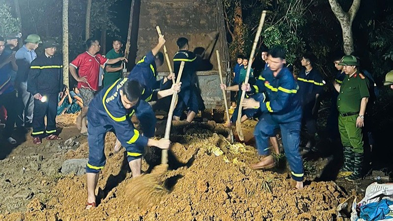 Lực lượng Công an hộ đê sông Nhơm trong đêm 23/7 rạng sáng 24/7.