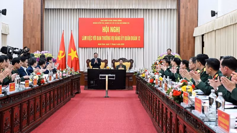 Thường trực Ban Bí thư Trần Cẩm Tú chủ trì làm việc với Ban Thường vụ Đảng ủy Quân đoàn 12.