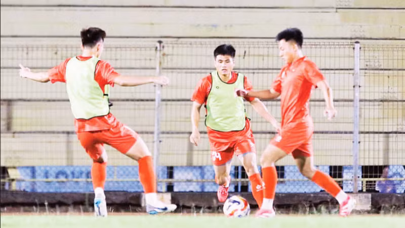 Đội tuyển U23 Việt Nam tập luyện trước trận đấu với U23 Lào. (Ảnh: VFF)