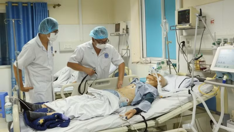 Các bác sỹ Viện Y học Biển Việt Nam thăm khám cho bệnh nhân. (Ảnh: TTXVN)