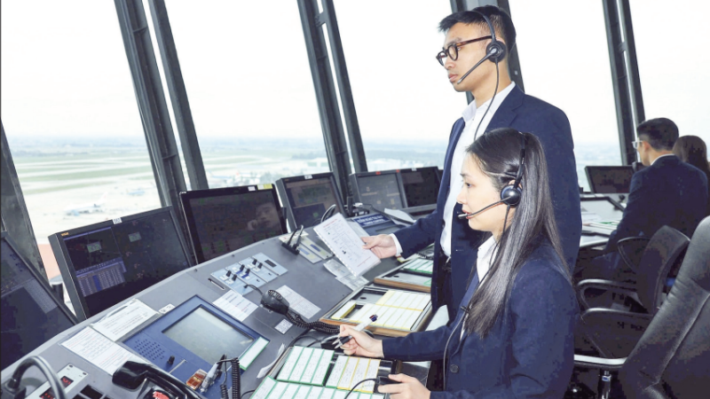 Các kiểm soát viên không lưu trực điều hành bay tại Đài Kiểm soát không lưu Nội Bài.