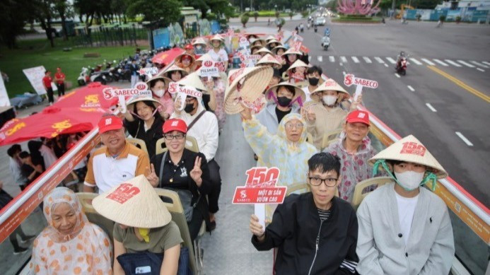 Bức tường gắn kết với thông điệp "Cùng Việt Nam kiên cường" mang thông điệp chia sẻ động viên của cộng đồng gửi đến đồng bào bị ảnh hưởng bị bão lũ.