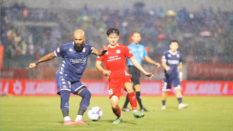 Hải Phòng (áo sẫm màu) vượt lên tốp ba với chiến thắng 2-1 trước Công an TP Hồ Chí Minh. (Ảnh: CÔNG AN THÀNH PHỐ HỒ CHÍ MINH)