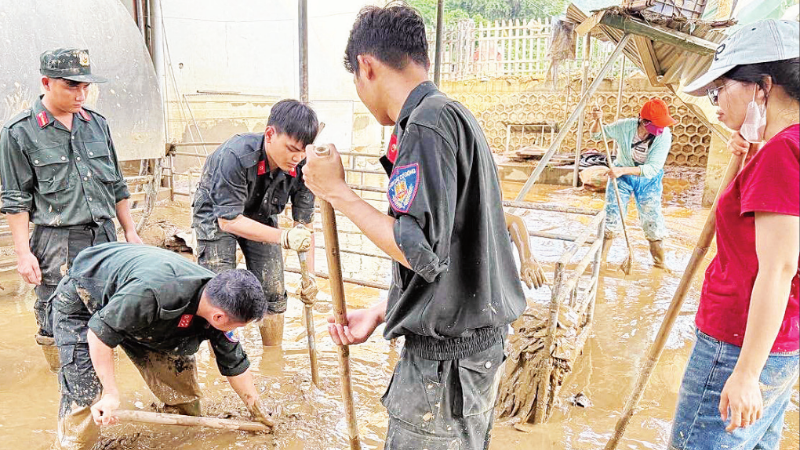 Lực lượng công an, giáo viên và người dân dọn bùn đất sau lũ tại một điểm trường mầm non vùng cao tỉnh Tuyên Quang.
