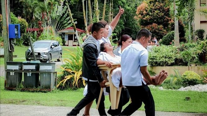 Chuyển người bị thương sau trận động đất tại tỉnh Agusan Del Sur, Philippines, ngày 10/10/2025. (Ảnh: THX/TTXVN)