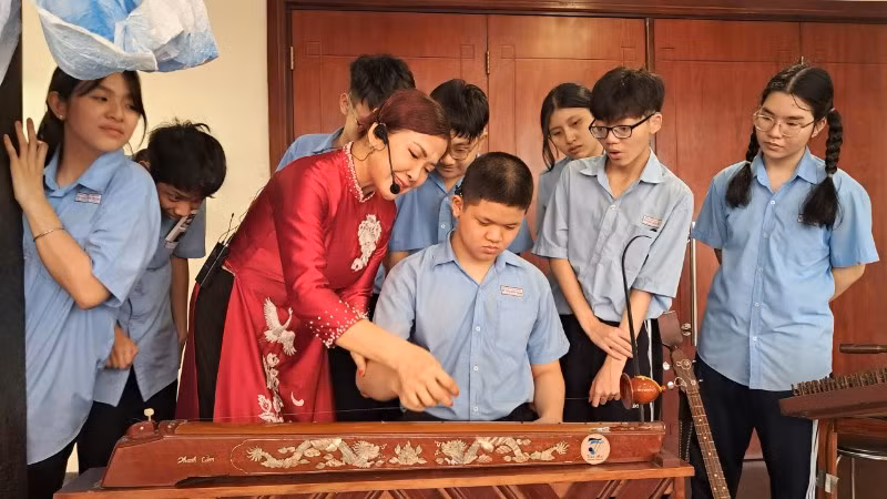 Các bạn nhỏ Trường Chuyên biệt Khiếm thính Hy vọng Bình Thạnh trải nghiệm các hoạt động trong khuôn khổ lễ hội. (Ảnh: THÙY DƯƠNG)