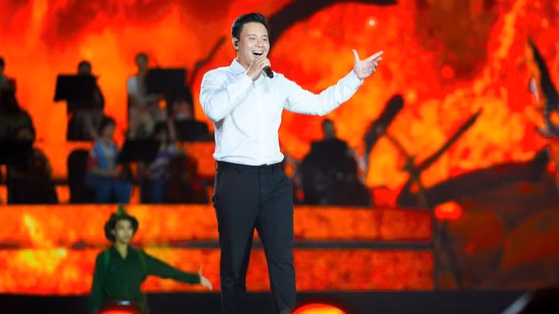 Ca sĩ Đông Hùng biểu diễn trong buổi tổng duyệt tối 9/8.