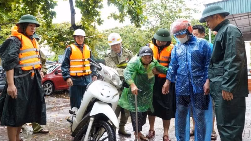 Sáng 25/8, những hộ dân cuối cùng ở trong vùng nguy hiểm trên địa bàn xã Diễn Châu đã được sơ tán đến nơi an toàn.