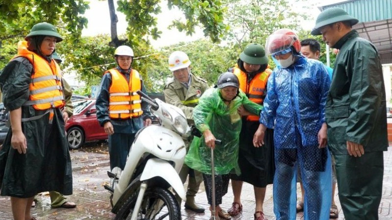 Sáng 25/8, những hộ dân cuối cùng ở trong vùng nguy hiểm trên địa bàn xã Diễn Châu đã được sơ tán đến nơi an toàn.