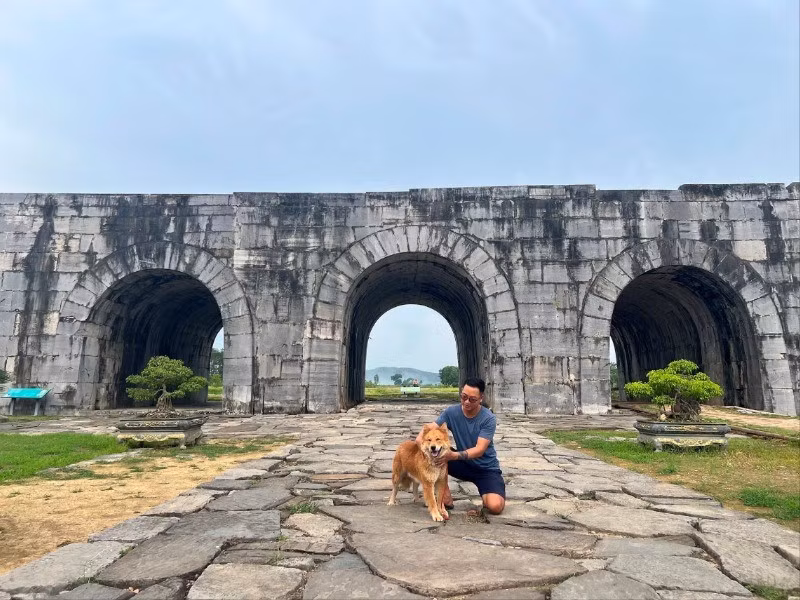 Trần Anh Tuấn và chú chó Lài do anh chăm sóc.