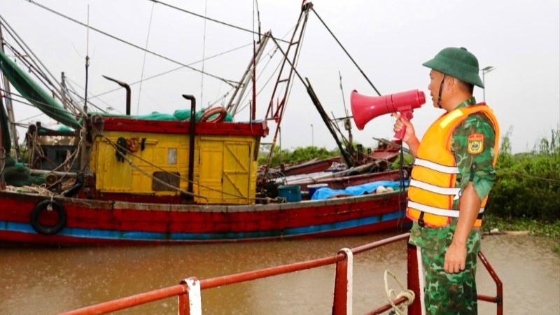 Lực lượng Trạm Kiểm soát Biên phòng Cửa Đáy, Đồn Biên phòng Kim Sơn, tỉnh Ninh Bình, kêu gọi tàu thuyền và ngư dân về nơi tránh trú an toàn.